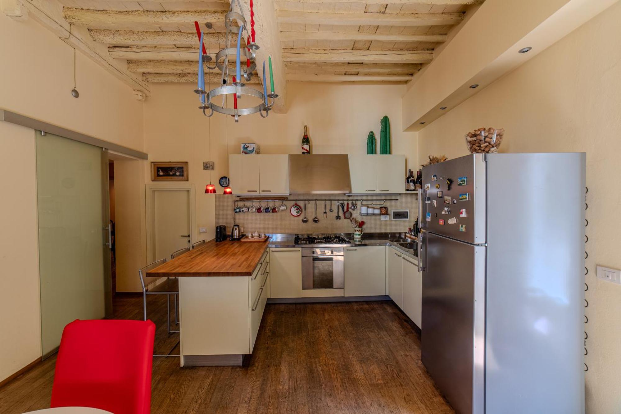 Charming With Scenic Views In Apartment
