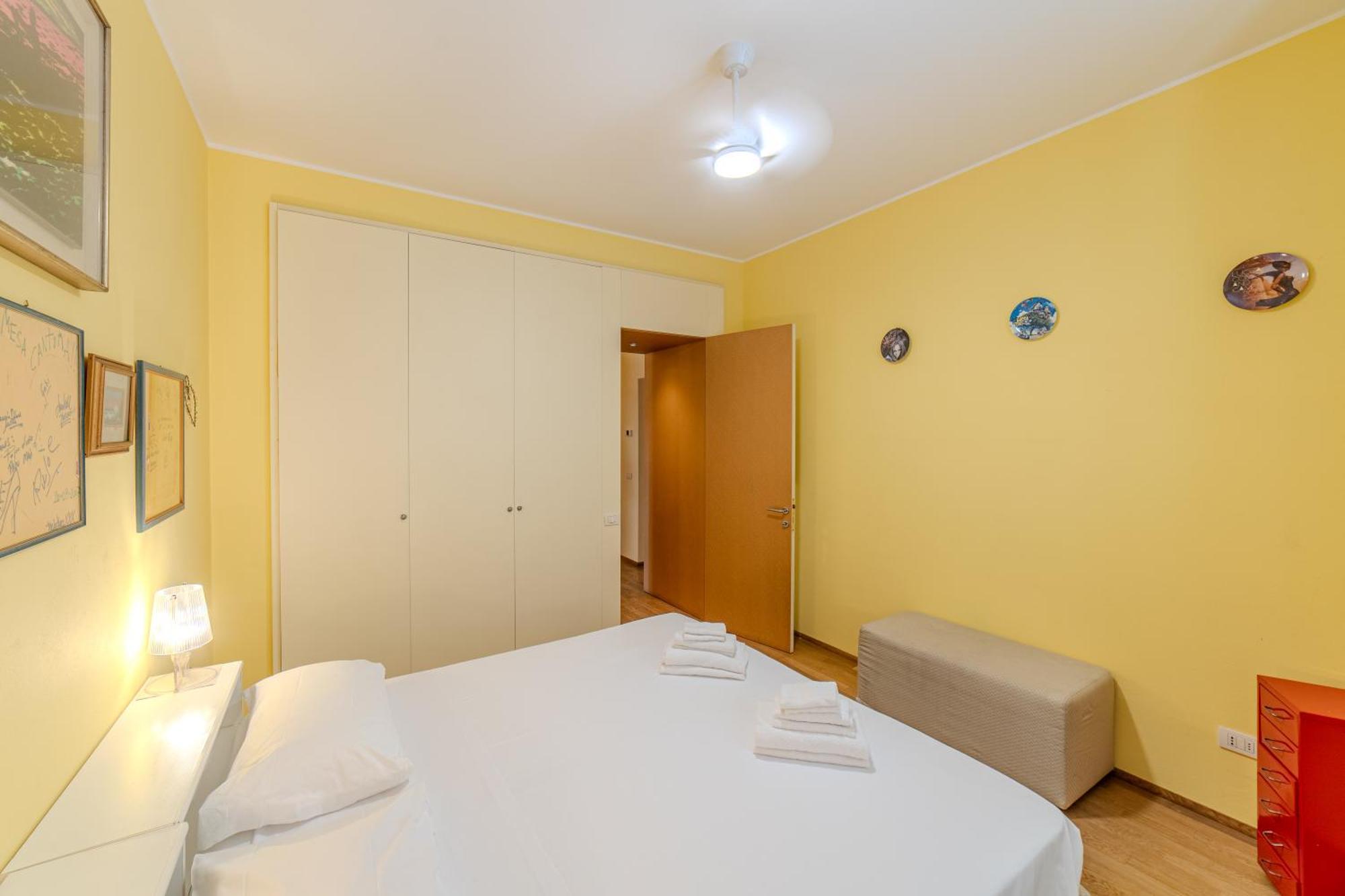Charming With Scenic Views In Apartment