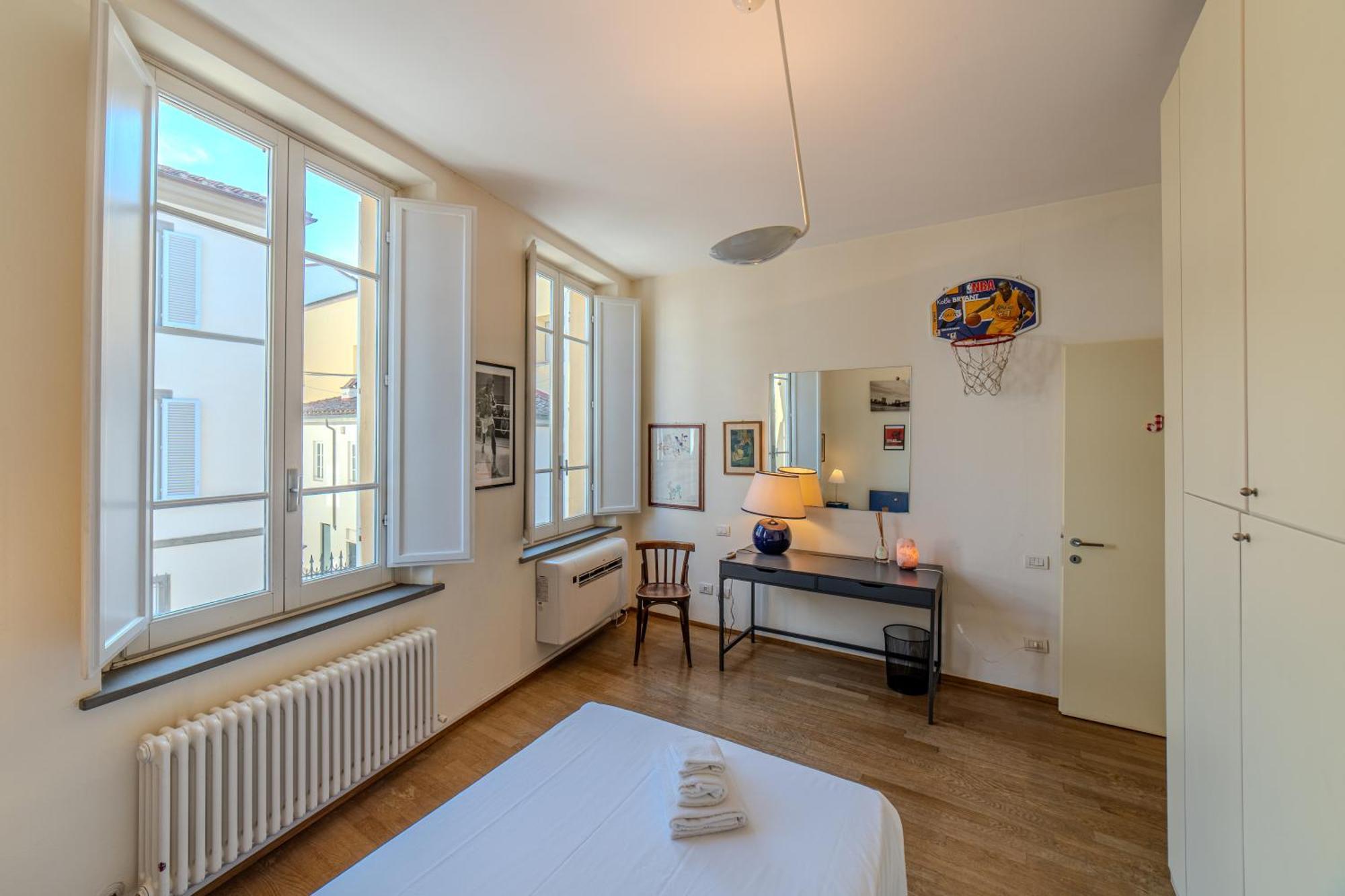 Charming With Scenic Views In Apartment