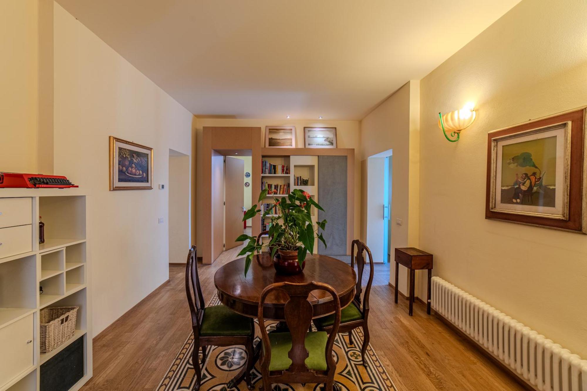 Charming With Scenic Views In Apartment *