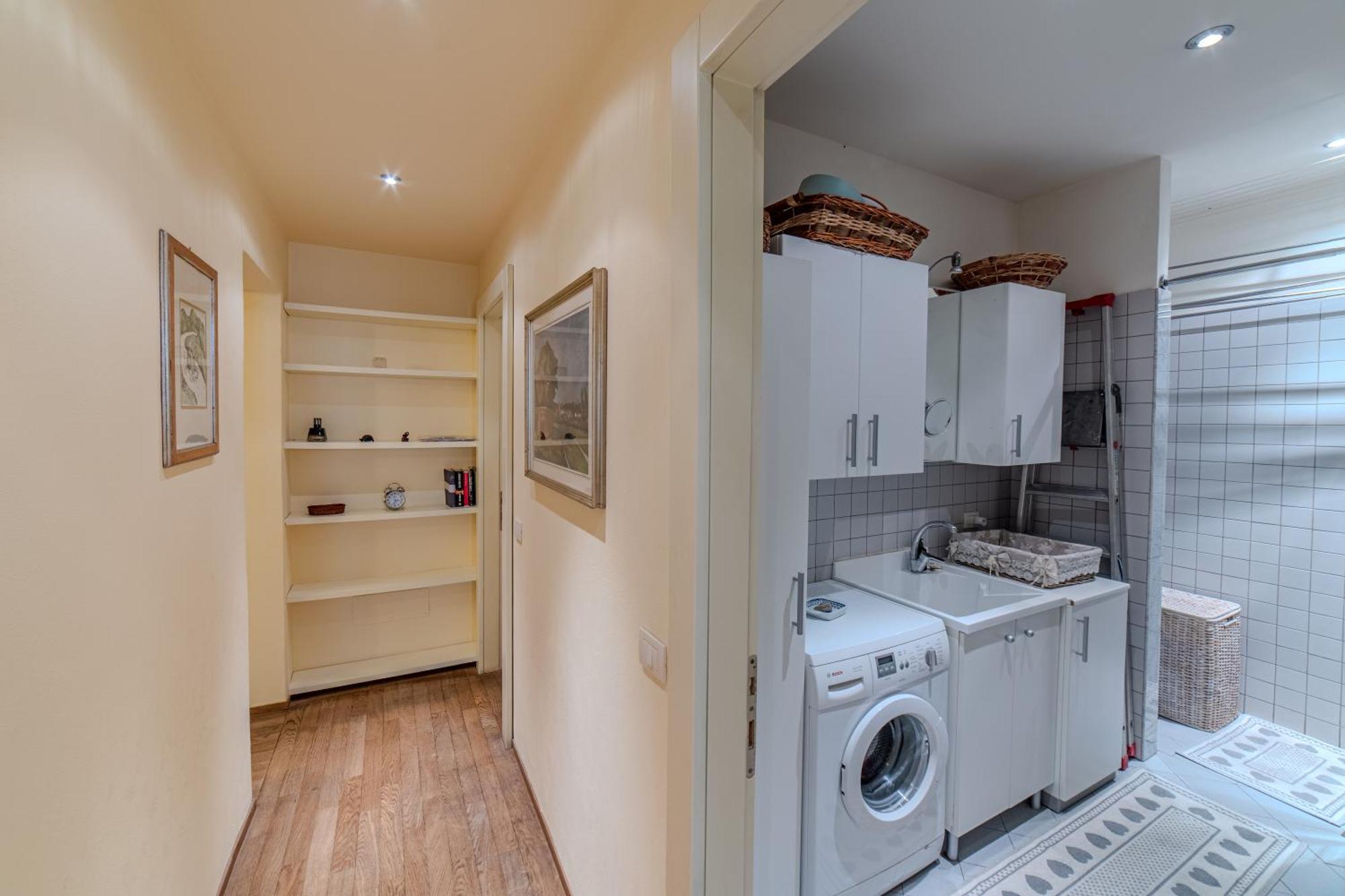 Charming With Scenic Views In Apartment
